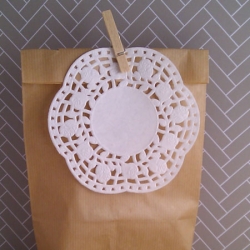 Spitzenuntersetzer aus Papier, weiss, rund