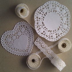 Spitzenuntersetzer aus Papier, weiss, rund