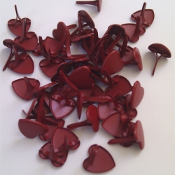 Pin metlico, corazones rojos