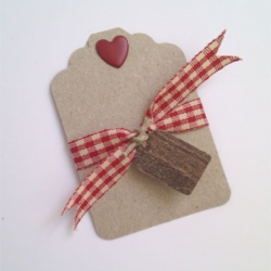 Pin metlico, corazones rojos