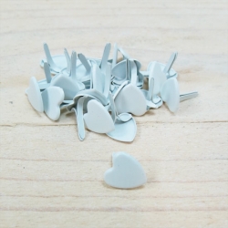 Pin metlico, corazones blancos
