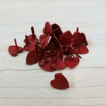 Pin metlico, corazones rojos