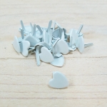 Pin metlico, corazones blancos