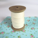Vintage Holzspule mit Baumwollband, creme